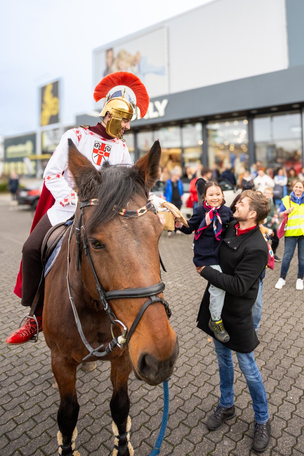 Ein Mann ist als St. Martin verkleidet und reitet auf einem Pferd auf dem Martinsmarkt im Gewerbepark in Mülheim-Kärlich. 