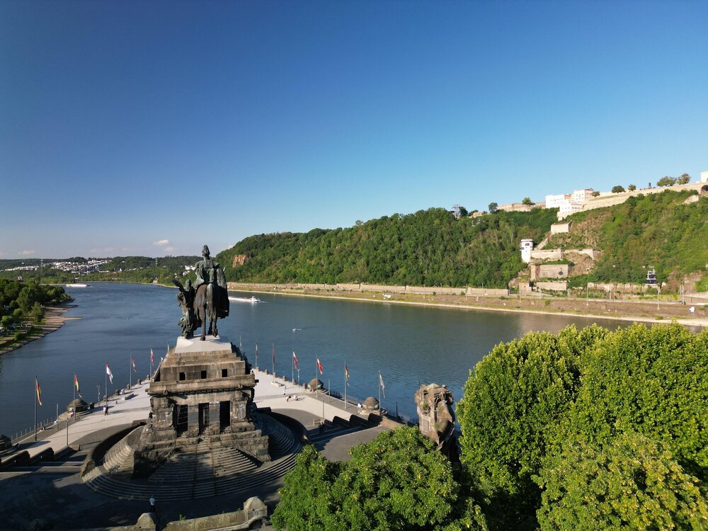 Das Deutsche Eck in Koblenz mit Kaiser-Wilhelm-Denkmal. Das Deutsche Eck in Koblenz mit Kaiser-Wilhelm-Denkmal.