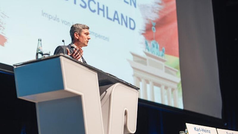 Der ARD-Fernsehmoderator Ingo Zamperoni war bei der Vertreterversammlung der VR Bank RheinAhrEifel in Koblenz zu einem Gastvortrag eingeladen.