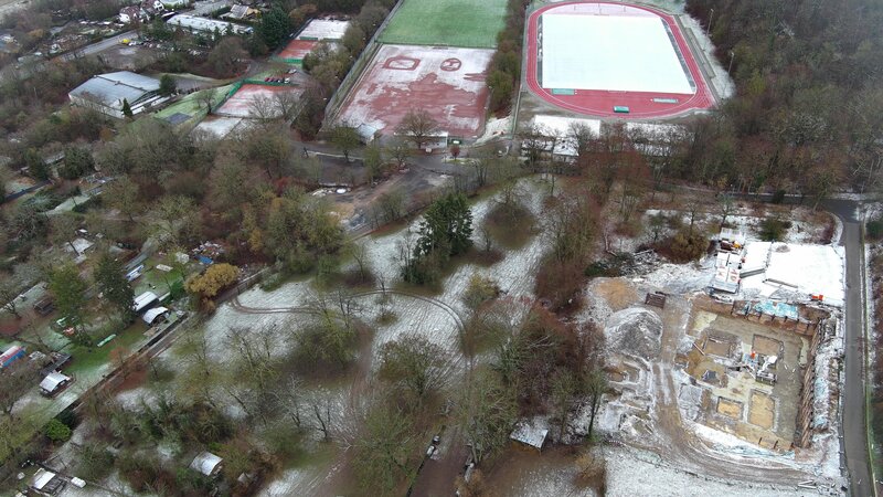 Die Baustelle der geplanten Wohneinheiten "Maiblick Living" steht seit dem dritten Quartal 2025 still.