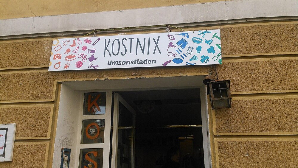 Beispiel eines ,,Kostnix-Ladens" in Innsbruck, Österreich Beispiel eines ,,Kostnix-Ladens" in Innsbruck, Österreich