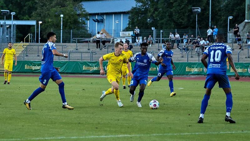 Der FC Cosmos Koblenz (blaue Trikots), hier im Spiel gegen die TuS Koblenz, kehrt am 2. August in die Oberliga zurück.