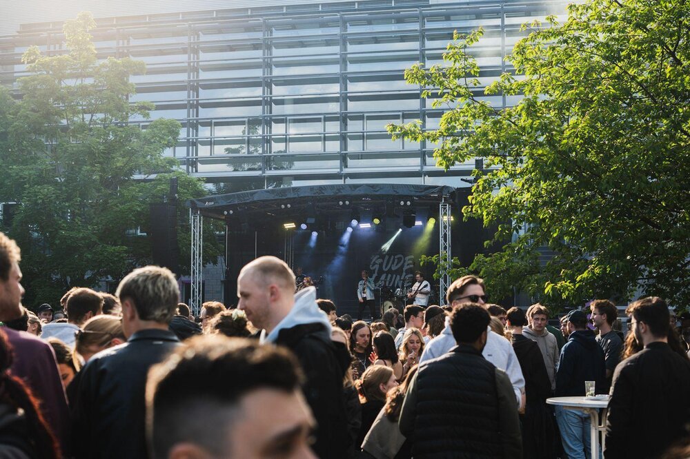 Der Zentrale Fachschaftsrat der Hochschule Koblenz lädt zum Sommerfest „Gude Laune“ ein.