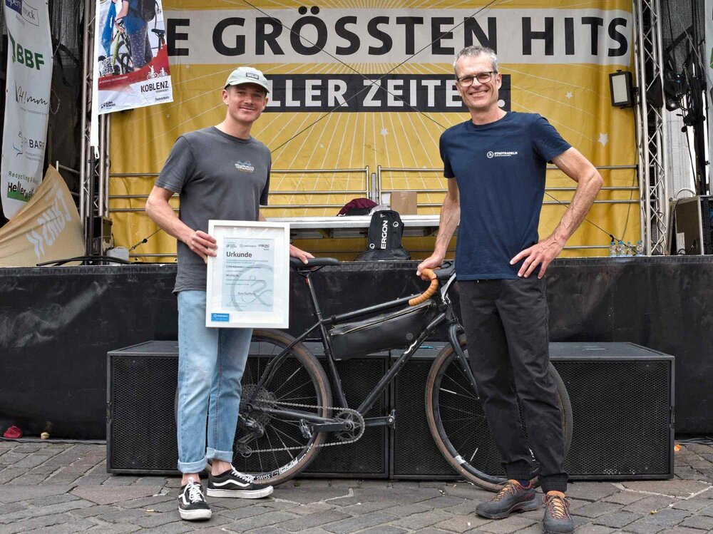 Glücksbringer Tom Steffens (links im Bild) zog die Lose bei der Abschlussveranstaltung. Er schaffte mit 2.328 km beim STADTRADELN die meisten Kilometer und wurde für diese Leistung von Ralph Glücksbringer Tom Steffens (links im Bild) zog die Lose bei der Abschlussveranstaltung. Er schaffte mit 2.328 km beim STADTRADELN die meisten Kilometer und wurde für diese Leistung von Ralph