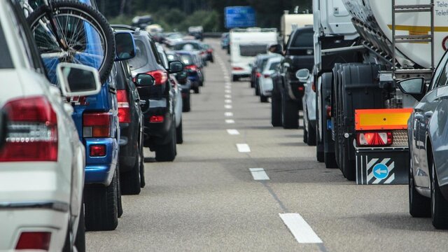 Stau auf der A3 (Symbolbild) Westerwald: Schwerer Unfall mit drei Lkw auf A3 sorgt für langen Stau