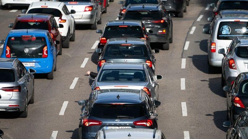 Auf den Autobahnen in Rheinland-Pfalz können sich am Pfingstwochenende lange Staus bilden. (Archivbild)