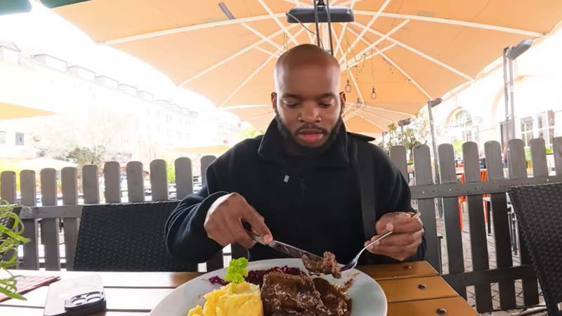 Der Food-Influencer Emeka Iwueze testet die Rinderroulade in Koblenz.