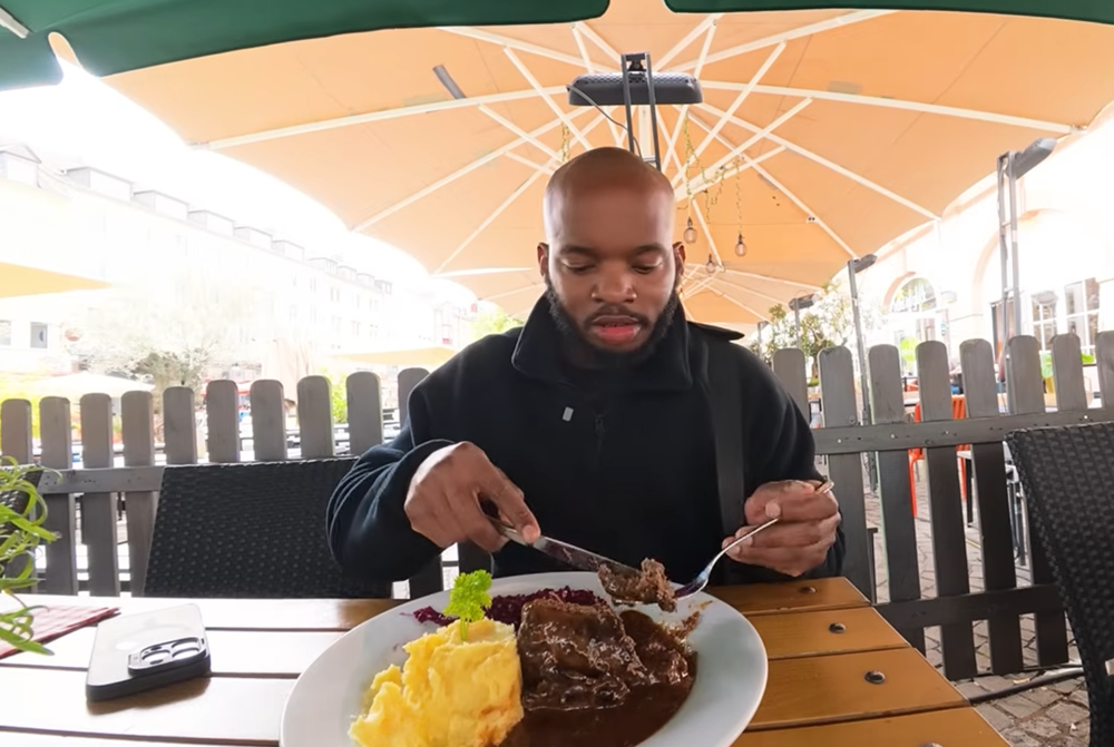 Der Food-Influencer Emeka Iwueze testet die Rinderroulade in Koblenz. Der Food-Influencer Emeka Iwueze testet die Rinderroulade in Koblenz.