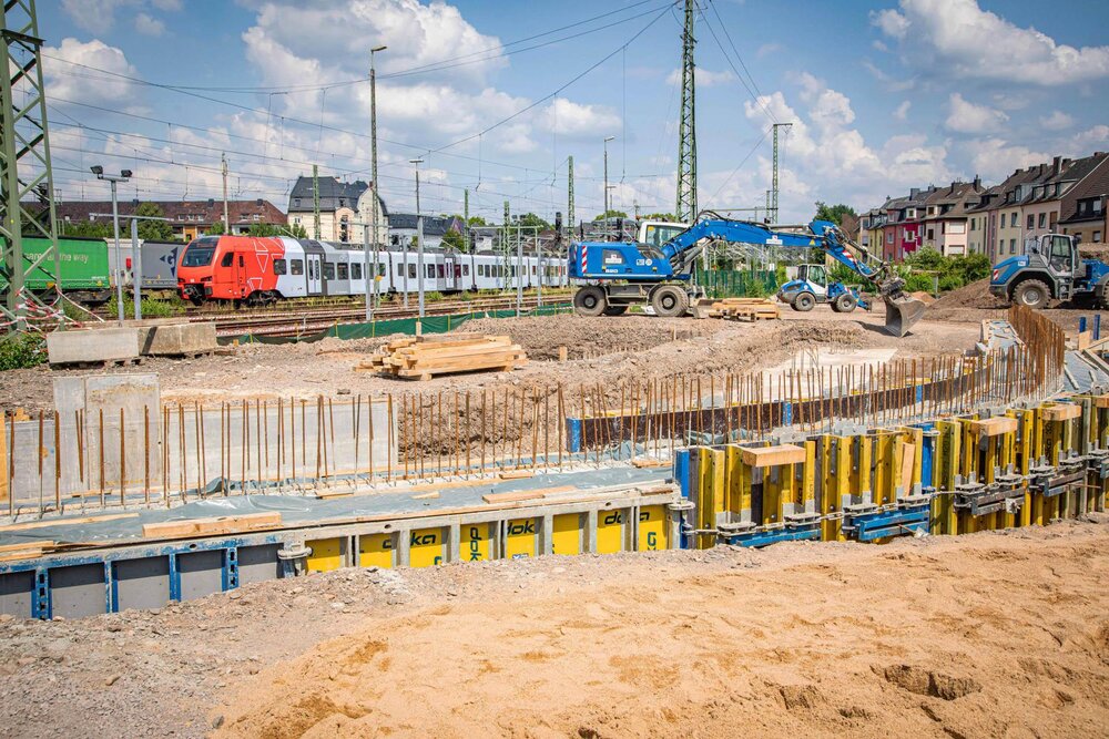 Blick auf die Baustelle an den Bahngleisen im Koblenzer Stadtteil Goldgrube.