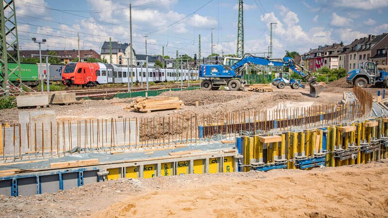 Blick auf die Baustelle an den Bahngleisen im Koblenzer Stadtteil Goldgrube.