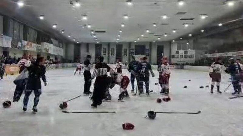 Das Eishockeyspiel zwischen Neuwied und Herentals (Belgien) in der CEHL musste am Sonntagabend wegen einer Massenschlägerei abgebrochen werden.