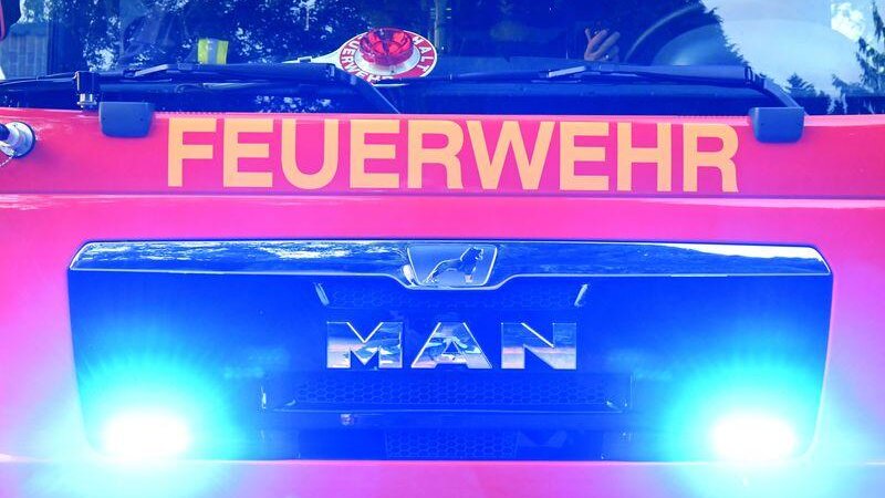 Die Löscharbeiten werden wohl noch rund zwei Stunden andauern. (Symbolbild)