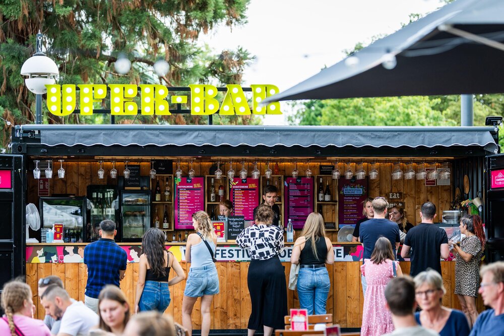 Die Ufer-Bar an den Schlossstufen.