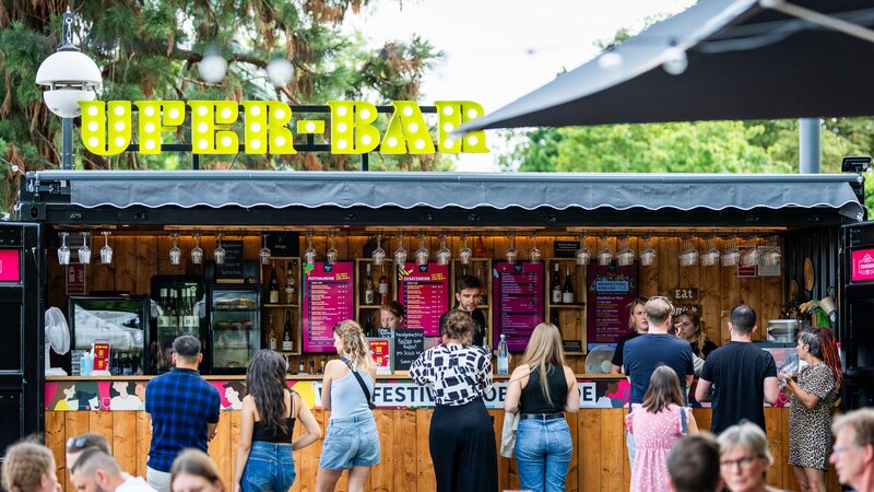 Die Ufer-Bar an den Schlossstufen.