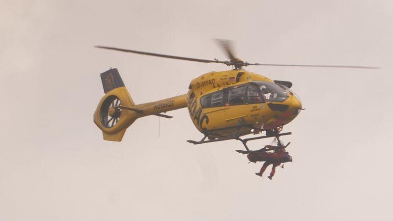 Eine 82-Jährige wurde per Rettungshubschrauber in eine Klinik gebracht. (Symbolbild)