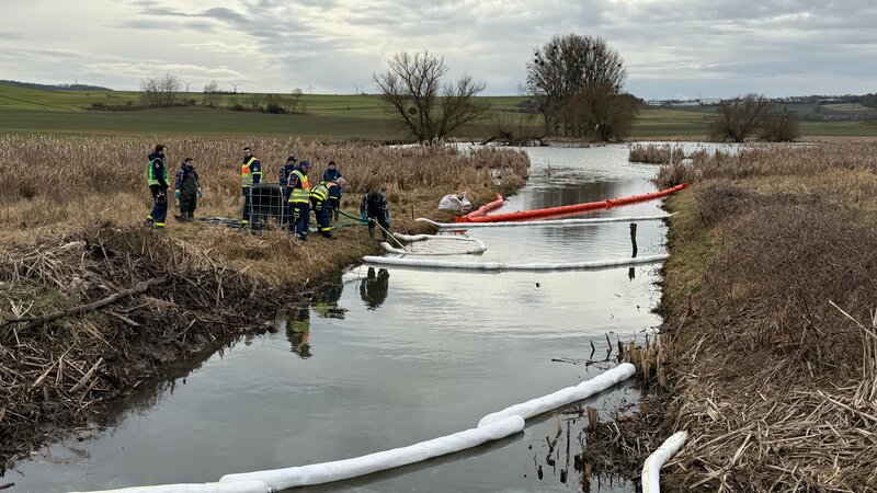 Einsatzkräfte pumpen Heizöl ab