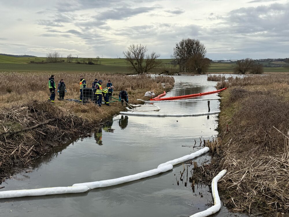 Einsatzkräfte pumpen Heizöl ab