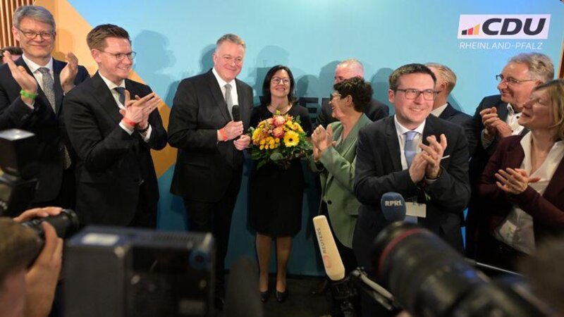Gordon Schnieder, Wahlsieger in Rheinland-Pfalz, steht mit seiner Ehefrau Diane neben seinem Bruder, Bundesverkehrsminister Patrick Schnieder (CDU).