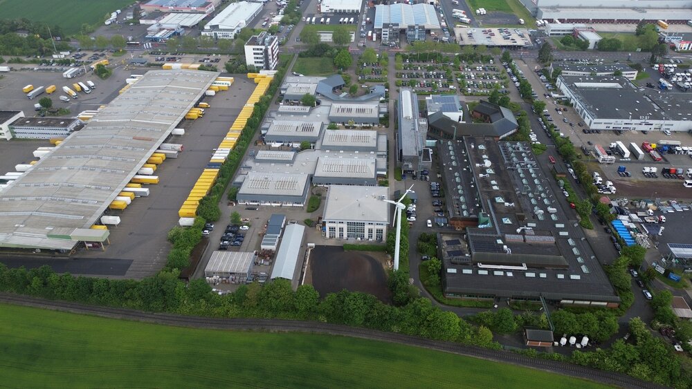 Die Berufsbildungszentren der HwK Koblenz in der August-Horch-Straße 6-8 auf einer Fläche von rund 60.000 Quadratmetern am HwK-Hauptstandort (Gebäudekomplex im Bild Mitte und rechts) sind vol Die Berufsbildungszentren der HwK Koblenz in der August-Horch-Straße 6-8 auf einer Fläche von rund 60.000 Quadratmetern am HwK-Hauptstandort (Gebäudekomplex im Bild Mitte und rechts) sind vol