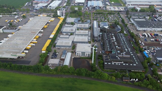 Die Berufsbildungszentren der HwK Koblenz in der August-Horch-Straße 6-8 auf einer Fläche von rund 60.000 Quadratmetern am HwK-Hauptstandort (Gebäudekomplex im Bild Mitte und rechts) sind vol Überraschender Deal: HwK Koblenz steht vor riesiger Erweiterung