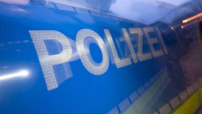 Die Polizei nahm einen Mann fest, der mit einer Pistole auf andere Menschen gezielt haben soll. (Symbolbild)