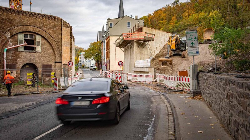 Die Emser Straße muss im Bereich der Brückenstraße aufgrund von notwendigen Arbeiten für die neue Pfaffendorfer Brücke bis in den Dezember hinein gesperrt werden.