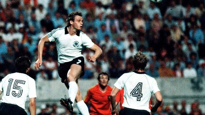 Briegel im Einsatz für Westdeutschland im Finale der Europameisterschaft 1980.