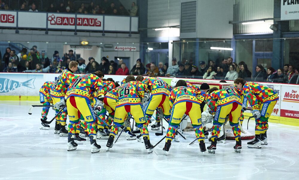 Die Bären des EHC Neuwied besiegten den Ice HockeyClub Leuven Chiefs  aus Belgien in ihren farbenfrohen Karnevals-Sondertrikots knapp mit 1:0.