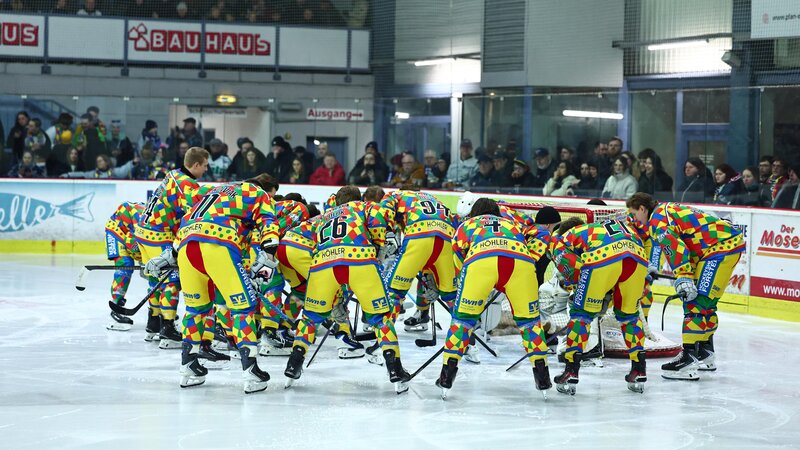 Die Bären des EHC Neuwied besiegten den Ice HockeyClub Leuven Chiefs  aus Belgien in ihren farbenfrohen Karnevals-Sondertrikots knapp mit 1:0.