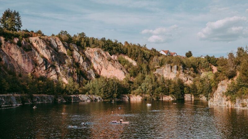 Badegäste im Baggersee Diez