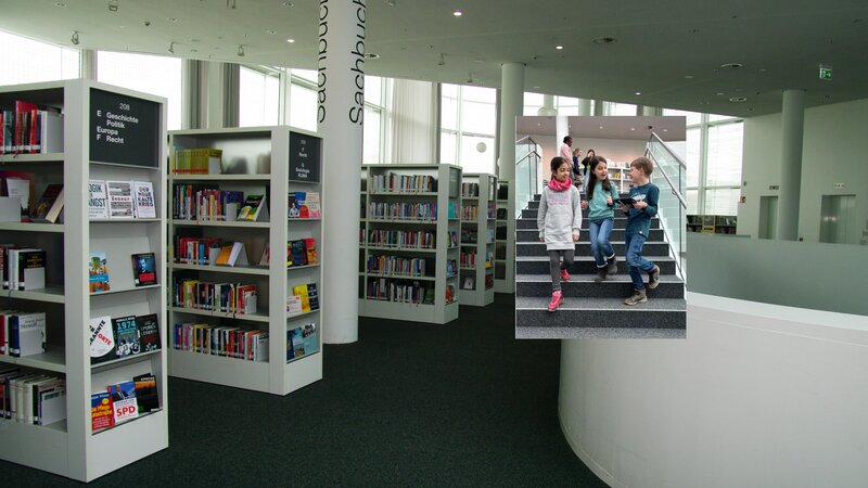 Kinder entdecken das große Angebot der Stadtbibliothek.