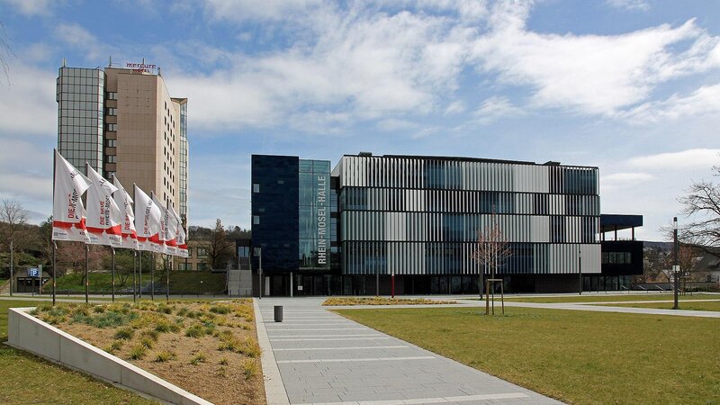 Die umgebaute Rhein-Mosel-Halle, links das Mercure-Hotel.