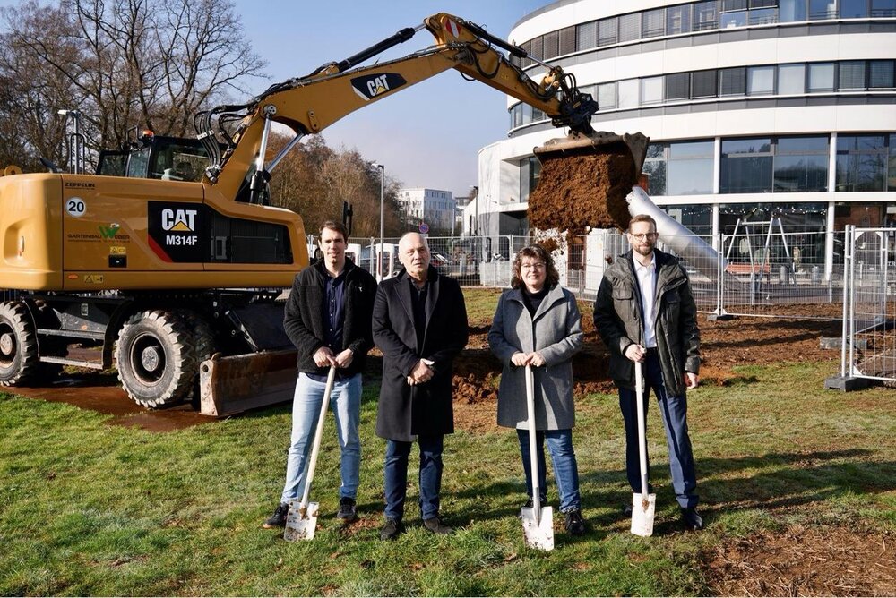 Foto vom Spatenstich in Montabaur, von links: Geschäftsführer Philipp Dommermuth, Architekt Gerd Graf, Stadtbürgermeisterin Melanie Müller, VG-Bürgermeister Ullrich Richter-Hopprich.