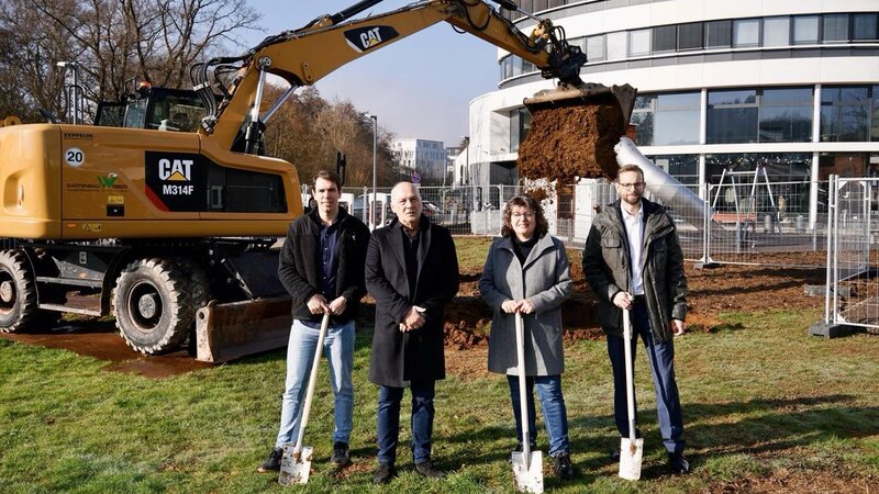 Foto vom Spatenstich in Montabaur, von links: Geschäftsführer Philipp Dommermuth, Architekt Gerd Graf, Stadtbürgermeisterin Melanie Müller, VG-Bürgermeister Ullrich Richter-Hopprich.