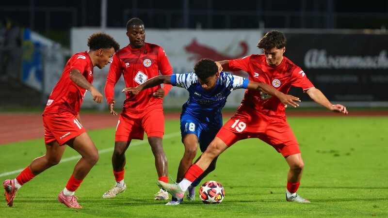 Über die Begegnung zwischen den beiden Koblenzer Klubs Cosmos (ganz in Blau)  und Rot-Weiss (Rote Spielkleidung) wird auch Monate nach dem Abpfiff noch diskutiert.