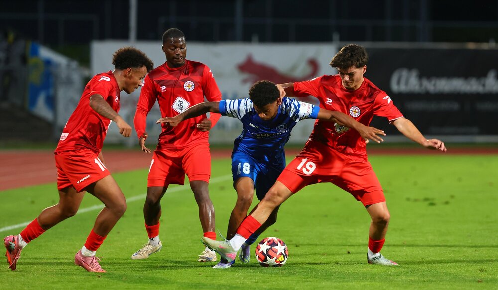 Über die Begegnung zwischen den beiden Koblenzer Klubs Cosmos (ganz in Blau) und Rot-Weiss (Rote Spielkleidung) wird auch Monate nach dem Abpfiff noch diskutiert. Über die Begegnung zwischen den beiden Koblenzer Klubs Cosmos (ganz in Blau) und Rot-Weiss (Rote Spielkleidung) wird auch Monate nach dem Abpfiff noch diskutiert.