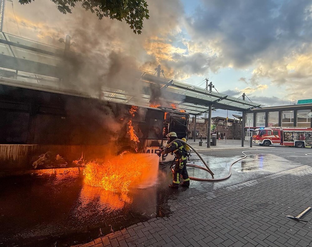 Die Freiwillige Feuerwehr Andernach musste am frühen Morgen am Andernacher Bahnhof den Brand an einem Linienbus löschen.