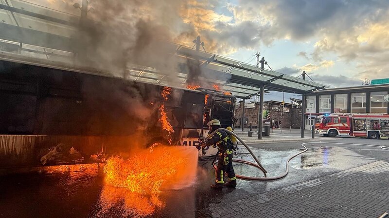 Die Freiwillige Feuerwehr Andernach musste am frühen Morgen am Andernacher Bahnhof den Brand an einem Linienbus löschen.