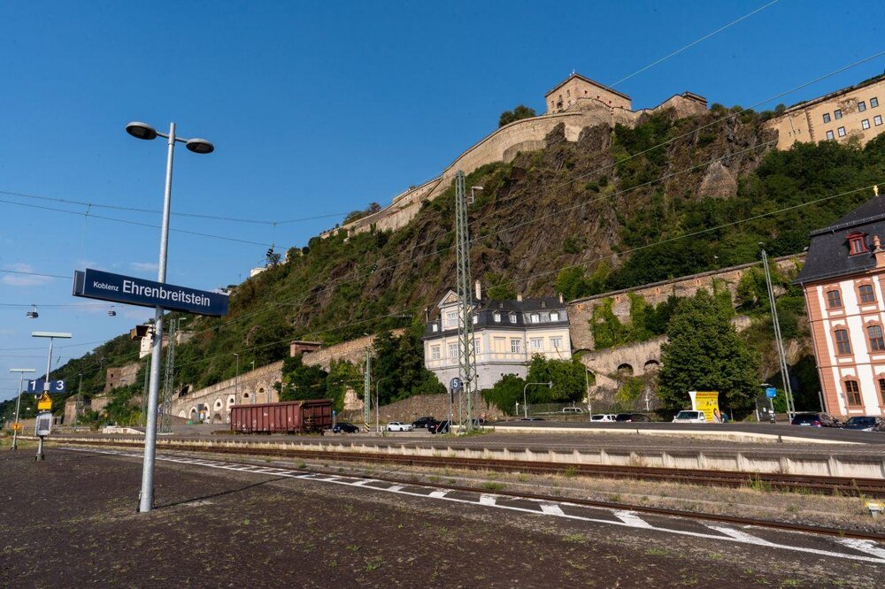 Der Bahnhof in Koblenz-Ehrenbreitstein. Der Bahnhof in Koblenz-Ehrenbreitstein.