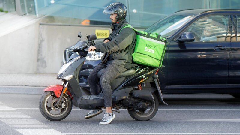 Symbolbild: Uber Eats Lieferant auf einem Kleinkraftrad.