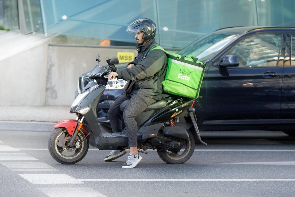 Symbolbild: Uber Eats Lieferant auf einem Kleinkraftrad. Symbolbild: Uber Eats Lieferant auf einem Kleinkraftrad.