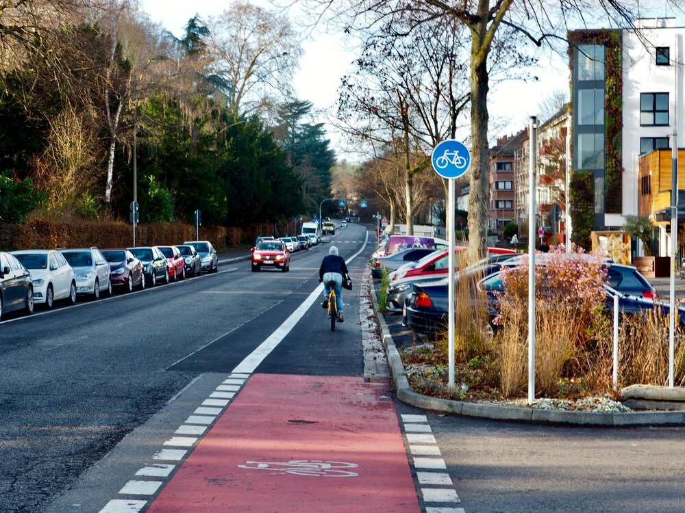 Der Radfahrstreifen markiert den neuen Weg für Radfahrer.