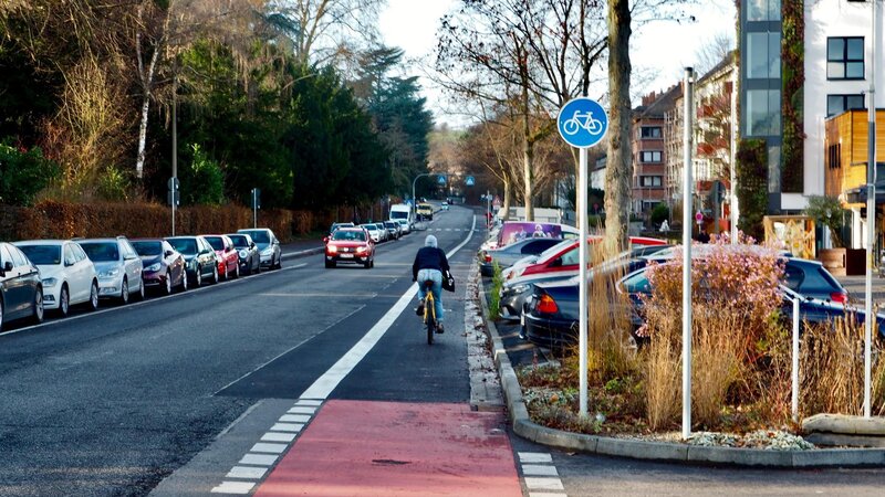 Der Radfahrstreifen markiert den neuen Weg für Radfahrer.