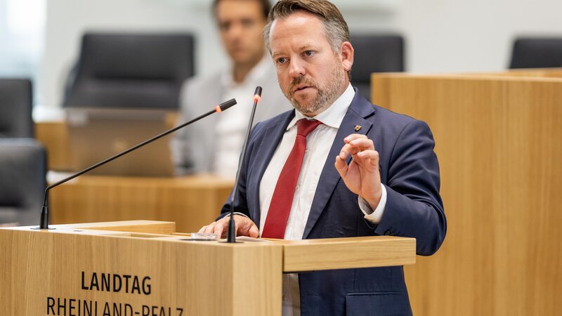 Stephan Wefelscheid spricht im Landtag.
