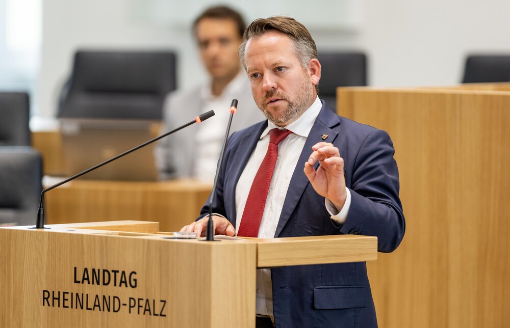 Stephan Wefelscheid spricht im Landtag.