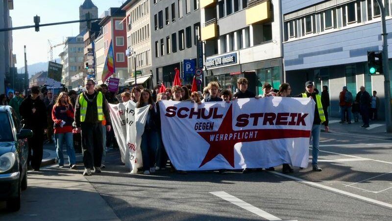 Der Demo schlossen sich auch besorgte Eltern und Großeltern an.