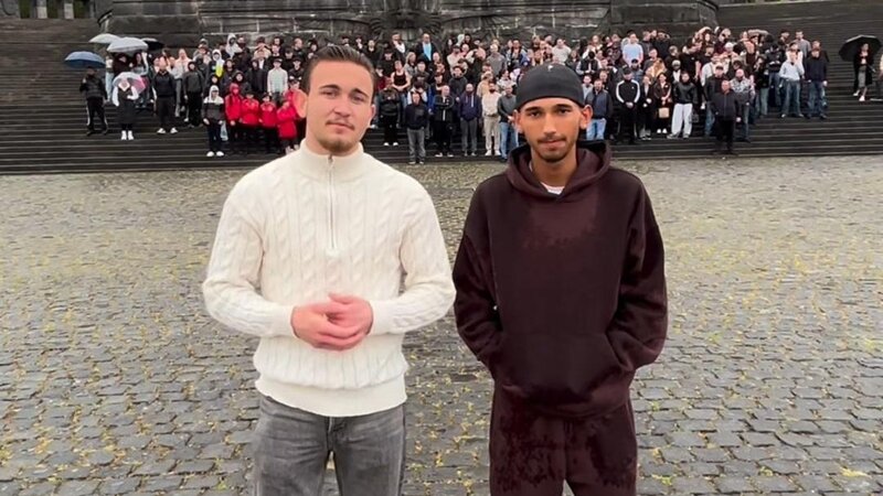 In den sozialen Medien macht ein Video die Runde, in dem junge Menschen aus dem Umfeld der Elfjährigen ihre Solidarität bekunden. Vor der Kulisse des Deutschen Ecks richten sie eine klare Bot