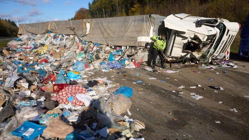 Abfall und Kraftstoff verteilten sich bei dem Unfall quer über die Fahrbahn.