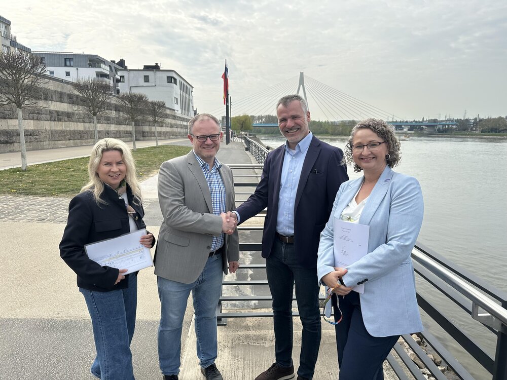 Die Tinte ist trocken, Hand drauf: Über die Vertragsunterschrift freuen sich (von links) Neuwieds Touristikerin Lena Höver, Oberbürgermeister Jan Einig, Roman Cangar von der Scylla AG und Neu
