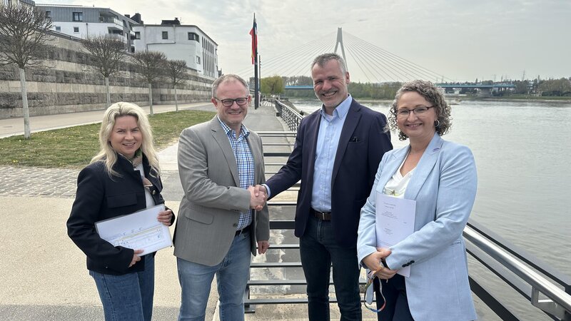 Die Tinte ist trocken, Hand drauf: Über die Vertragsunterschrift freuen sich (von links) Neuwieds Touristikerin Lena Höver, Oberbürgermeister Jan Einig, Roman Cangar von der Scylla AG und Neu